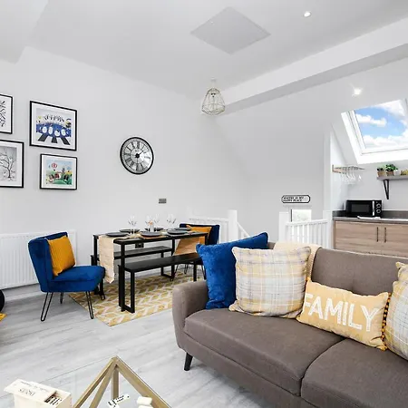 Host & - Captain's Retreat * Whitby